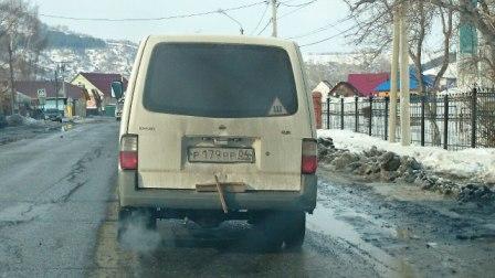 Алтайский «Кулибин» закрывает багажник с помощью полена и щепки