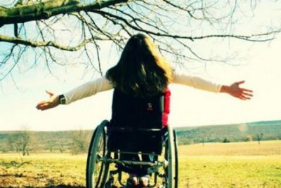 Активисты Народного фронта добиваются выдачи новой инвалидной коляски для 9-летней девочки