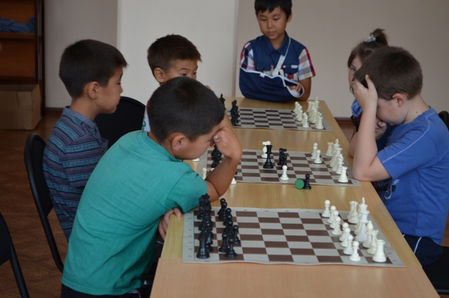 На Алтае сыграли в шахматы и шашки по-быстрому