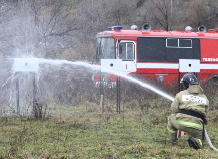 Соревнования по пожарному биатлону проходят на Алтае