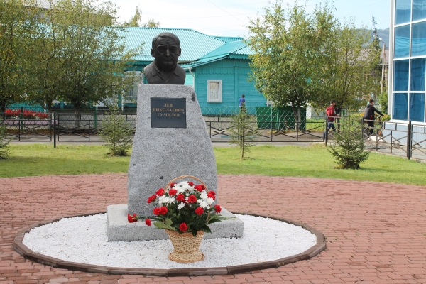 Памятник Льву Гумилеву открыли в Горно-Алтайске