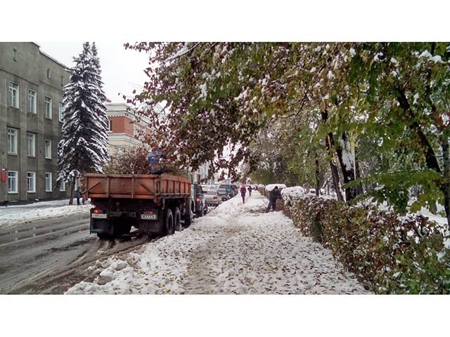 Коммунальщики борются с последствиями снегопада в Горно-Алтайске