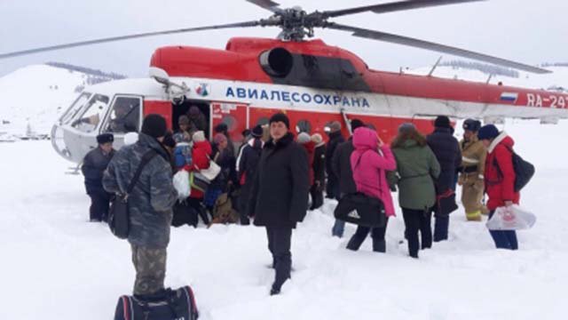 Из-за снегопада людей из Балыкчи Улаганского района вывозили вертолетом