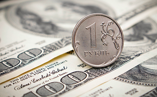 Доллар впервые с июля 2015 года опустился ниже 59 рублей