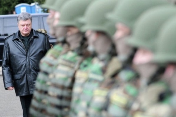 Политолог о наступлении ВСУ в Донбассе: у Порошенко "срывает крышу"