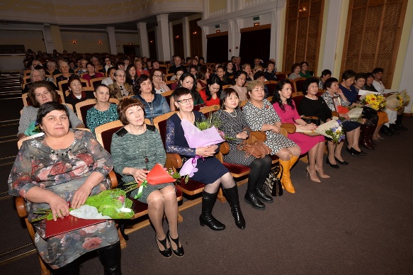 Женщин республики поздравили с Международным женским днем