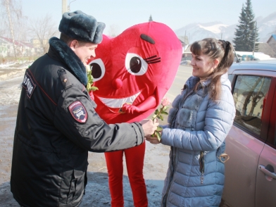 В рамках акции "8 Марта - В каждый Дом" на дороги Республики Алтай вышел "Цветочный патруль"