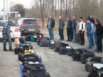 Сотрудники полиции проверяют законность пребывания иностранных граждан на территории Республики Алтай