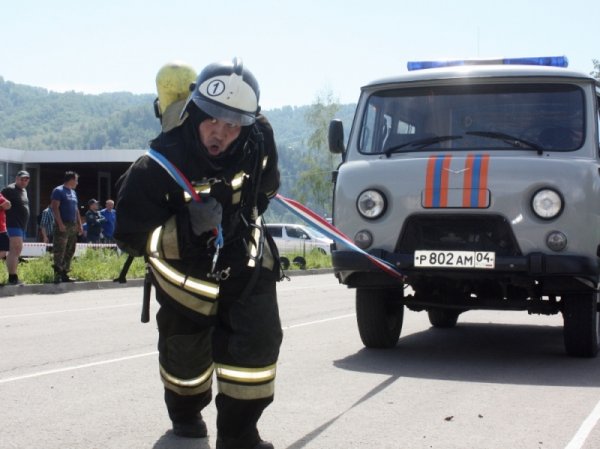 В соревнованиях по пожарному кроссфиту выявили самых сильных и выносливых огнеборцев Республики Алтай