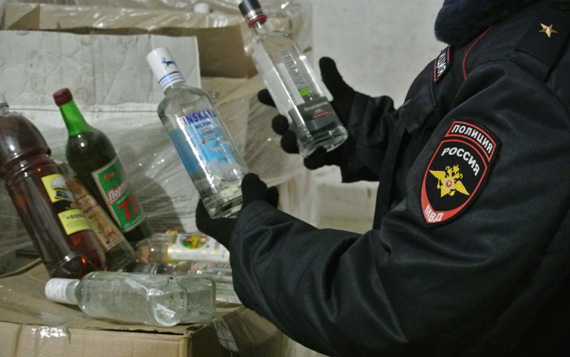 Сотрудниками полиции проводится проверка по факту незаконной реализации алкогольной продукции