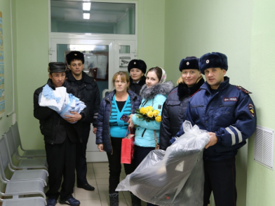 В День матери автоинспекторы Республики Алтай поздравили женщин и подарили автокресла двум новорожденным жителям региона