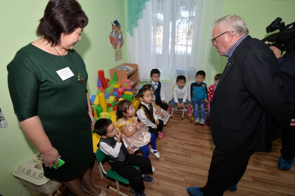 Александр Бердников посетил детский сад в Усть-Кане