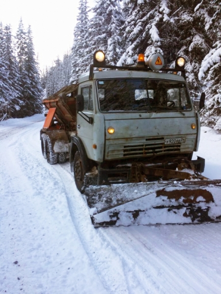 В Улаганском районе ведутся работы по расчистке дорог от снежных заносов