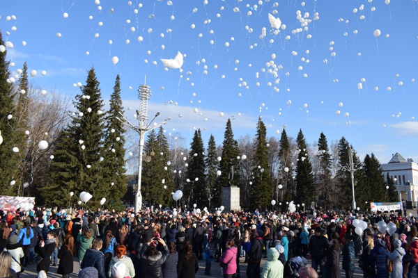В Горно-Алтайске в память о жертвах пожара в Кемерово запустили в небо десятки воздушных шаров