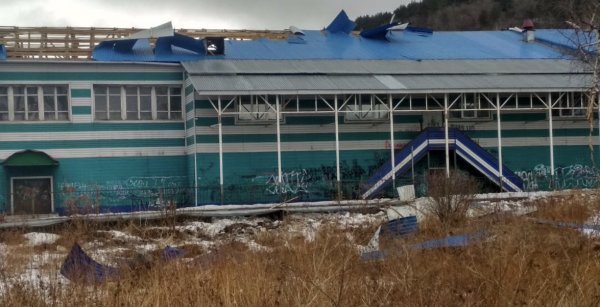 Кровля спорткомплекса пострадала от сильного ветра в Горно-Алтайске