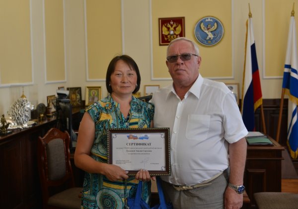 Александр Бердников вручил сертификат на автомобиль многодетной семье