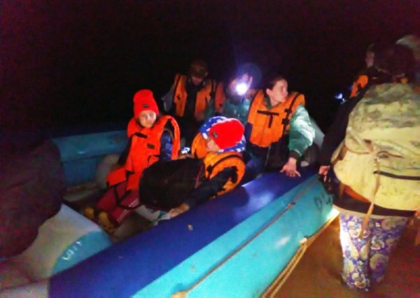 В Турочакском районе пожарные спасли 11 туристов с подтопленного острова