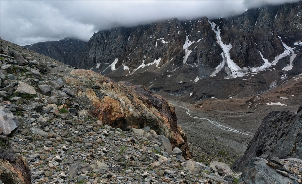 В Кош-Агачском районе проводится процессуальная                                      проверка по факту обнаружения в горах тела альпиниста