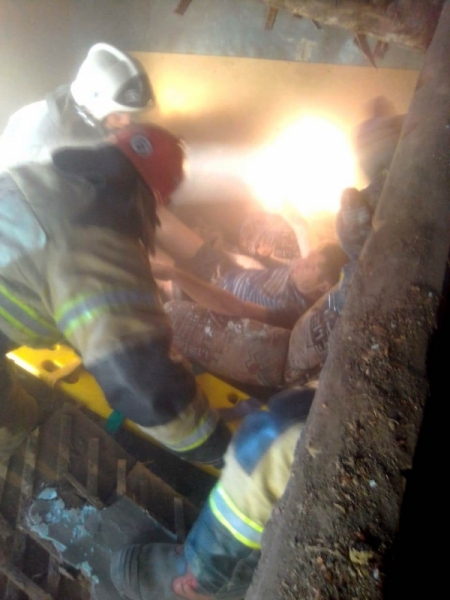 Пожарные спасли мужчину, на которого обрушилось потолочное перекрытие