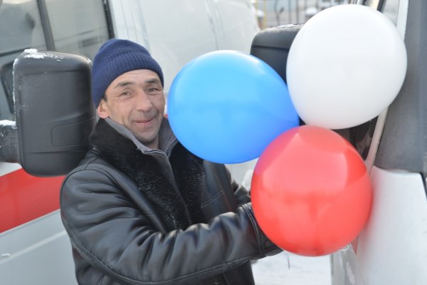 Александр Бердников вручил ключи от школьных автобусов и санитарных автомобилей