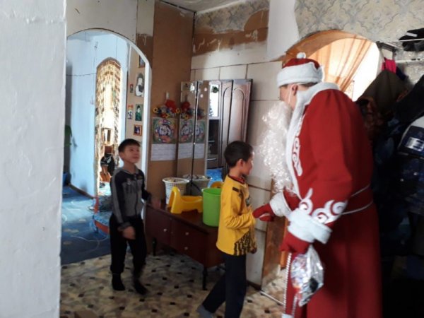 В Усть-Канском районе «Полицейский Дед Мороз» пришел в гости к семьям, состоящим на профилактическом учете