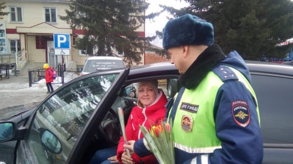 «Цветы для автоледи»: дорожные инспекторы проводят предпраздничную акцию