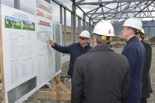 Олег Хорохордин проинспектировал строительство школы в Камлаке