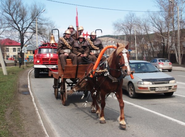 В честь 370-летия пожарной охраны России конно-бочечный ход на улицах Горно-Алтайска. Фото, видео