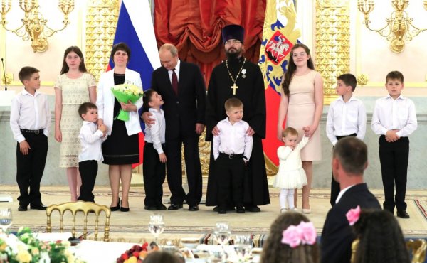 Владимир Путин вручил орден «Родительская слава» семье из Республики Алтай