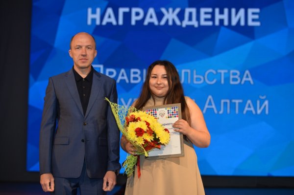 Олег Хорохордин вручил награды молодежи республики