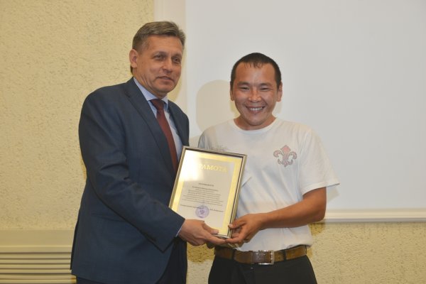 Олег Хорохордин поздравил сотрудников ГТРК «Горный Алтай» с юбилеем радиовещания