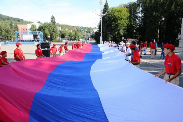 Олег Хорохордин поздравил жителей региона с Днем российского флага