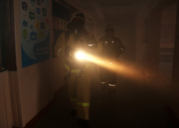 С помощью театрального дыма школьников и преподавателей научили правильно эвакуироваться