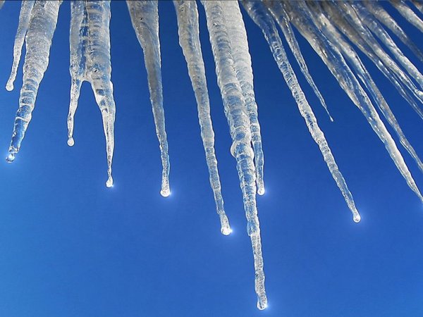 МЧС предупреждает о возможном сходе снега с крыш зданий