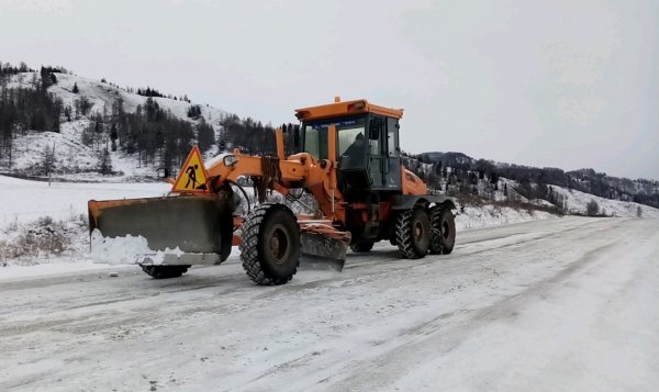 Снегоуборочная техника работает на дорогах Республики Алтай