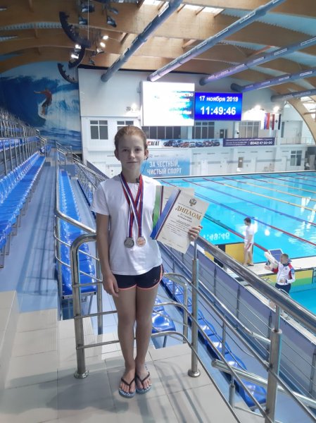 Школьница из Республики Алтай успешно выступила на соревнованиях по плаванию