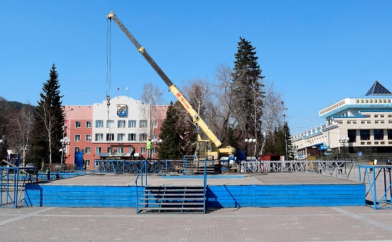 Новую сцену устанавливают на центральной площади Горно-Алтайска