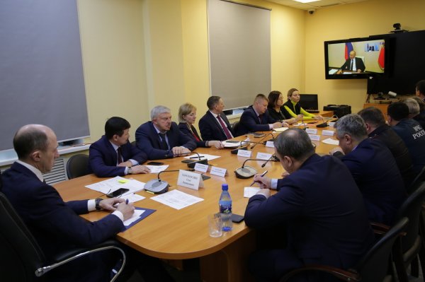 Владимир Путин провел совещание с главами регионов по борьбе с распространением коронавируса