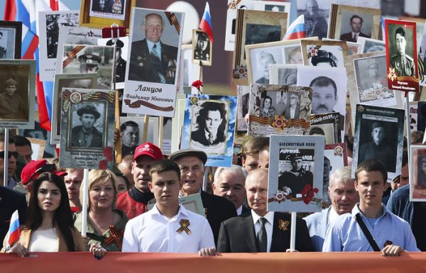 Президент РФ Владимир Путин поручил перенести парад Победы на более поздний срок на фоне рисков из-за пандемии коронавируса