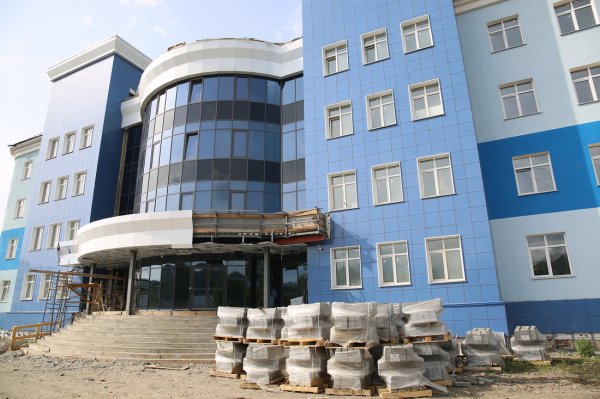 Олег Хорохордин осмотрел строящееся здание медсанчасти МВД по Республике Алтай