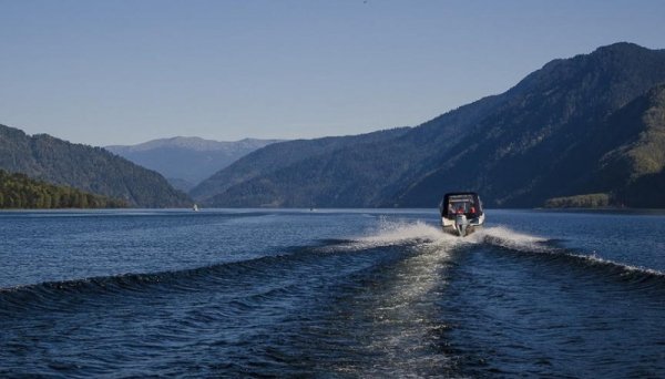 На Телецком озере установлено ограничение скорости для маломерных судов