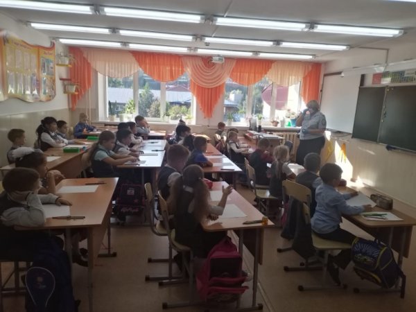 Сотрудники Госавтоинспекции проводят занятия по ПДД для школьников