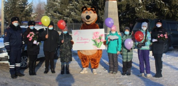В Горно-Алтайске автоинспекторы и их юные помощники поздравили женщин-водителей с «Днем матери»