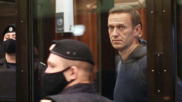 Суд заменил Навальному условный срок по делу «Ив Роше» на реальный