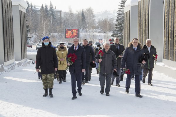 Олег Хорохордин возложил цветы к Вечному огню в День защитника Отечества