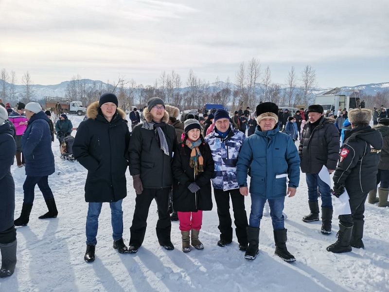 В Усть-Коксинском районе проводили зиму конными скачками