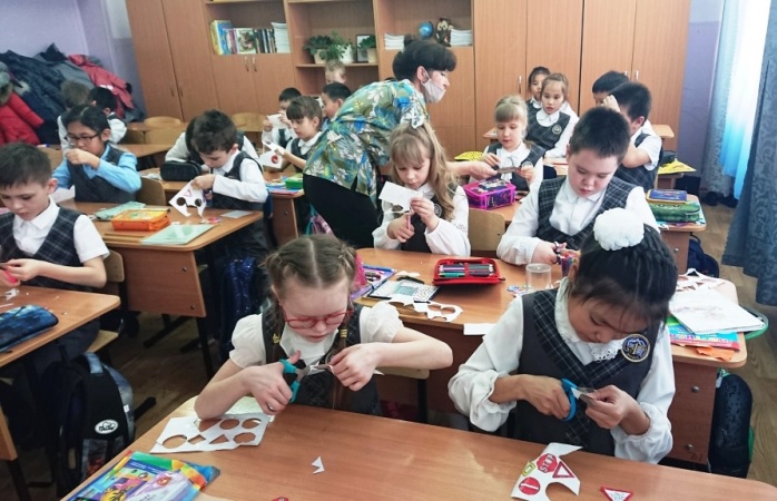 Школьников Горно-Алтайска научили делать световозвращающие элементы