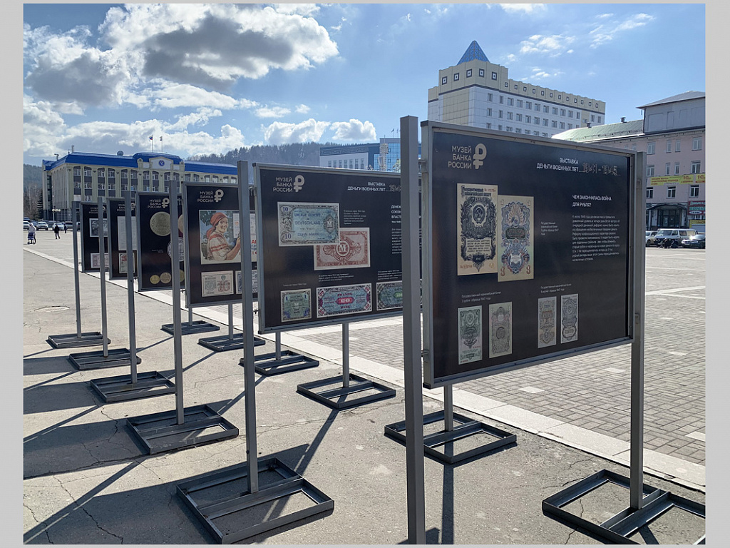Уличные фотовыставки открыли на центральной площади Горно-Алтайска