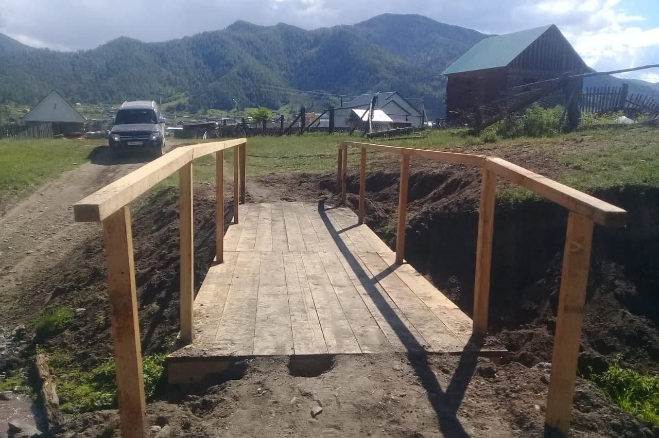 После обращений жителей в соцсетях в Онгудае построили новый мост