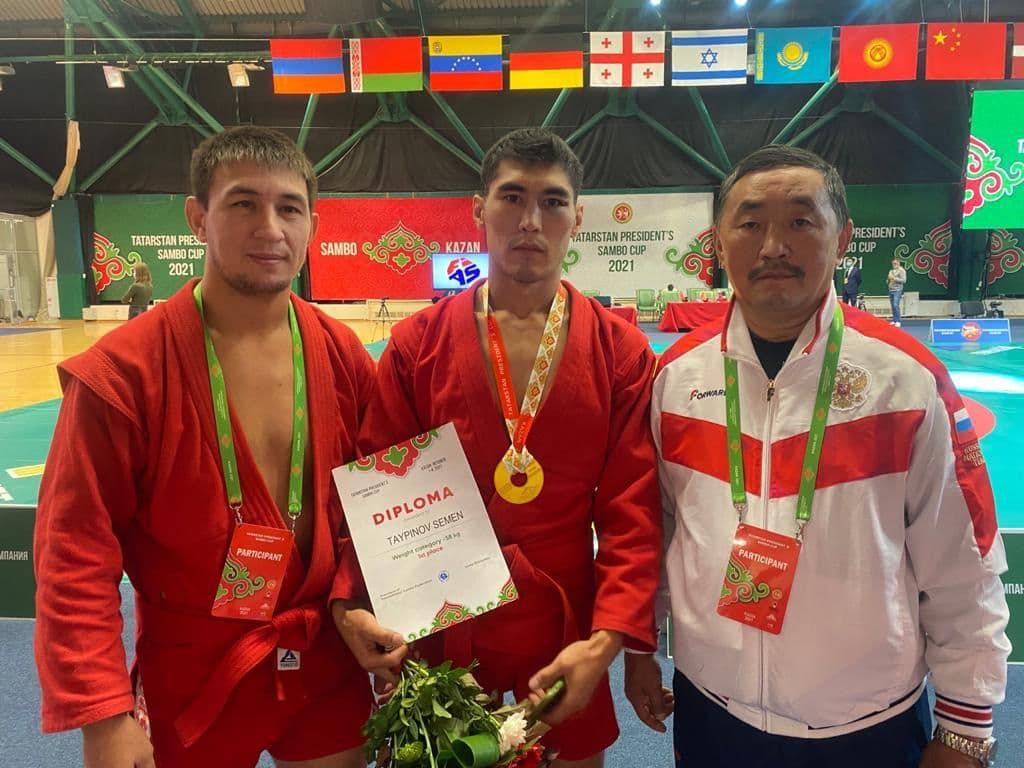 Семен Тайпинов завоевал золотую медаль в международном турнире по самбо